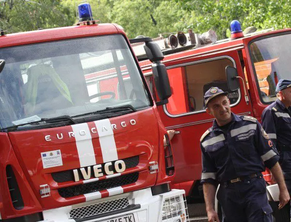 Продължава потушаването на пожара в село Лесово
