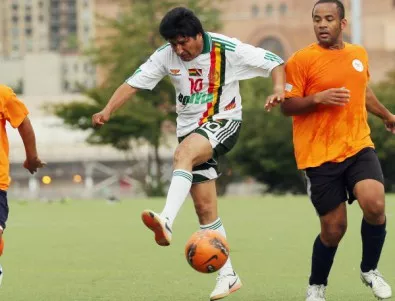 Президентът на Боливия стана футболист