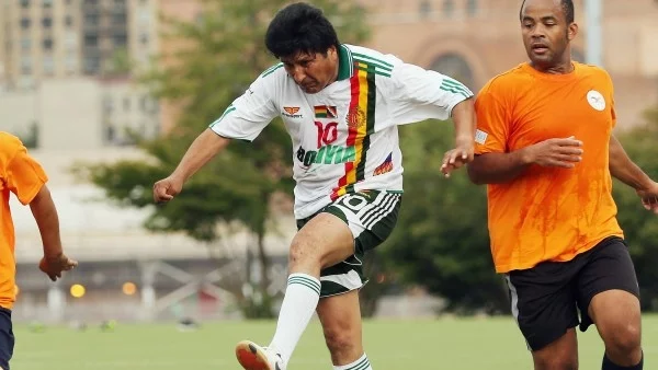 Президентът на Боливия стана футболист
