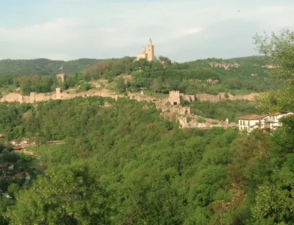 Крепостта "Царевец" ще бъде осветена във виолетово заради световния ден на недоносените деца 