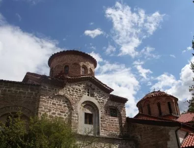 Откриха над 2000 литра нелегална ракия в Бачковския и Троянския манастир