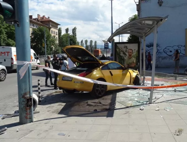 Кола помете момиче на спирка в Пловдив