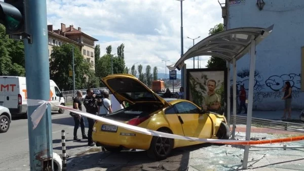 Кола помете момиче на спирка в Пловдив