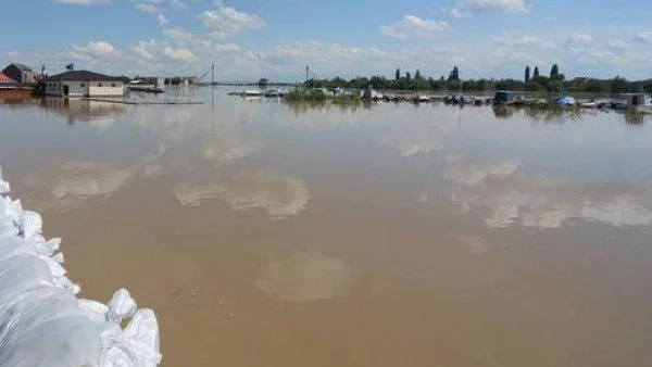 Малайзия под вода, 100 000 бяха евакуирани 