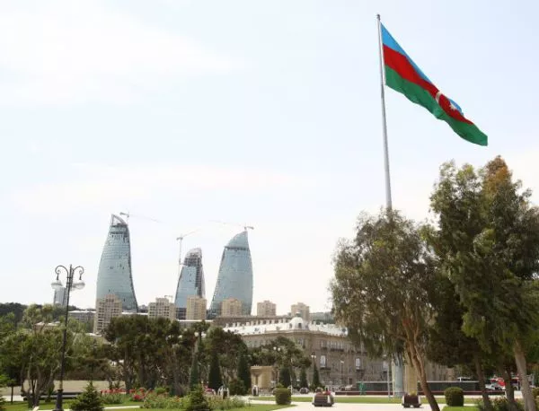 Азербайджан девалвира валутата си 