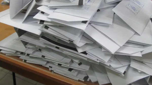 Секциите започнаха да предават бюлетините