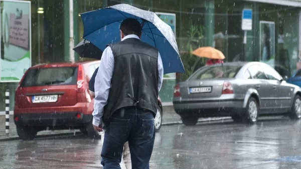 Два автобуса в София с променени маршрути заради дъжда