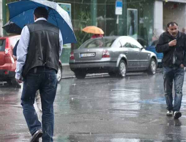 Силният дъжд почти блокира Варна