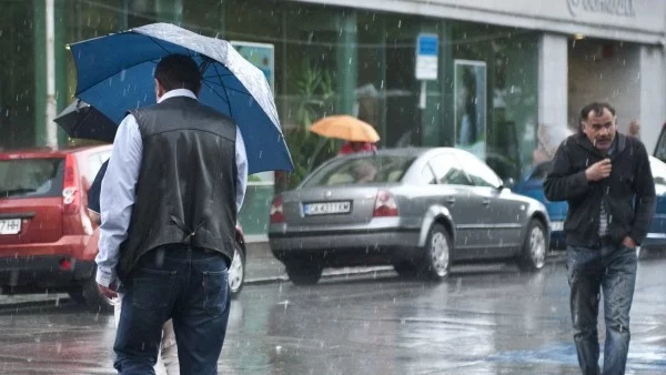 Дъждът ще продължи да се сипе през втората половина на деня