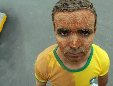 Бразилец протестира с кал на главата