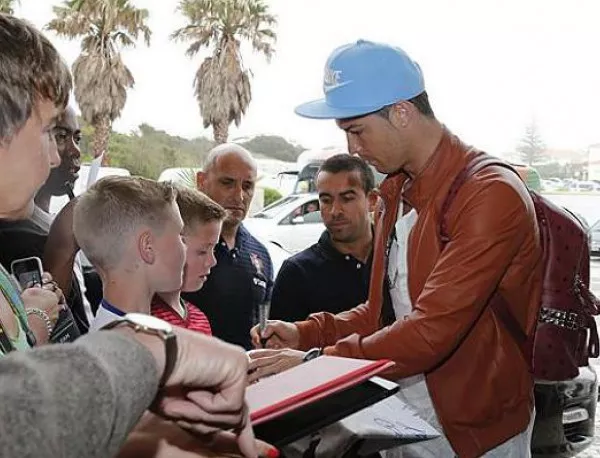 Роналдо раздаде автографи на малчугани пред хотел Мариот
