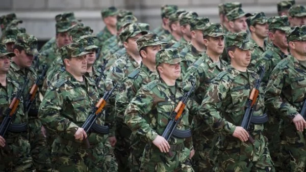 Армията оредява заради ниските заплати 