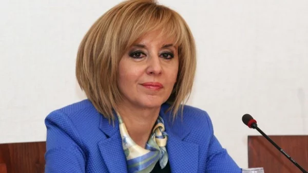 Манолова към ромските деца: Образованието е единственият шанс за живот извън гетото