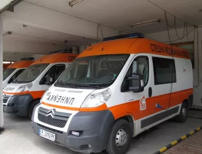 Здравното министерство проверява защо линейки зареждат от една бензиностанция