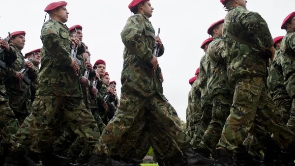 Вдигат заплатите в армията, няма желаещи за военни