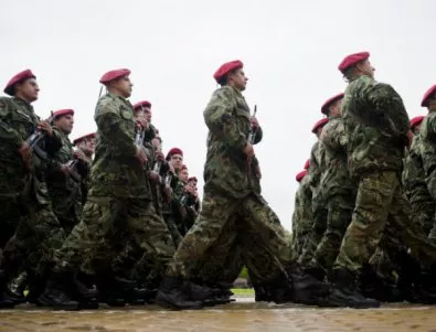 Мъжете и жените в армията с равни възможности за родителския отпуск