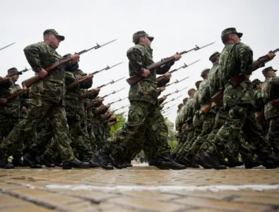 Военните тренират за Гергьовденския парад под проливния дъжд 