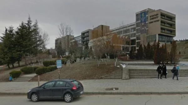 Срутил се е част от окачения таван в Първи корпус на ЮЗУ "Неофит Рилски"