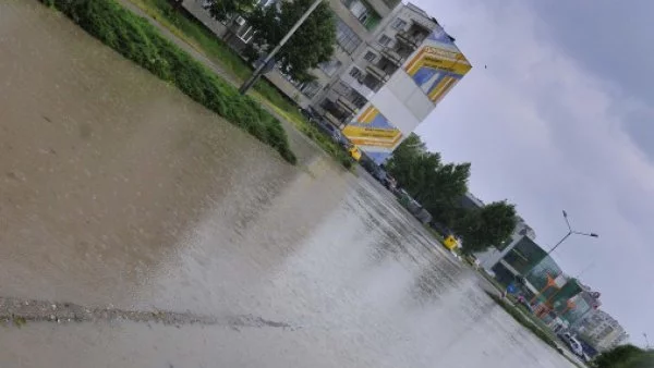 Оранжев код в Париж заради покачването на водите на Сена