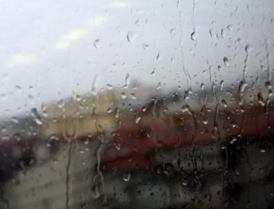 Силни дъждове в Бургас и околността, в Ахтопол паднаха 110 литра