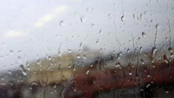 Силни дъждове в Бургас и околността, в Ахтопол паднаха 110 литра
