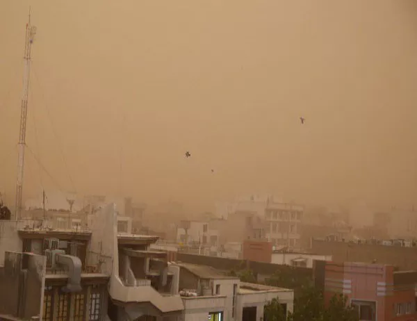 Десетки загинаха при пясъчна буря в Индия