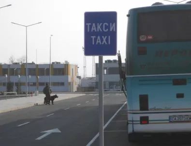 Бургарски превозвачи протестират пред летището