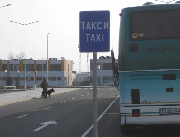 Бургарски превозвачи протестират пред летището
