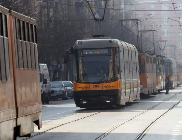 Скандалът с новите трамваи в София се разраства, позициите си противоречат