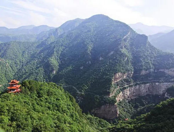 Китай заравнява планини за строителство, застрашава околната среда