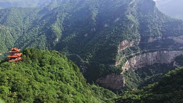 Китай заравнява планини за строителство, застрашава околната среда