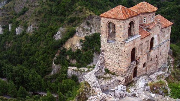 Свлачища заплашват пътя към Асеновата крепост, алармира кметът на Асеновград