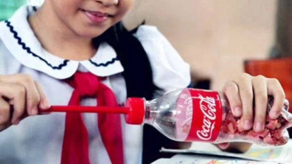 Coca-Cola превръща бутилките си в забавни предмети