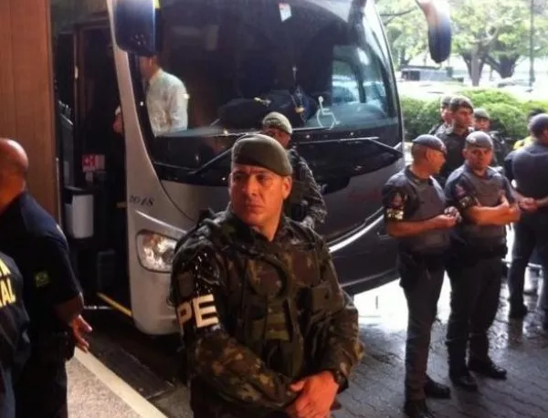 Военни пазят Селесао, съблекалнята им е аптека