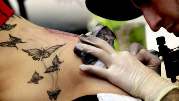 Брюксел влиза под кожата на индустрията за татуировки