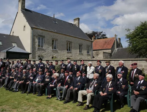 900 парашустисти отразнуваха със скок десанта в Нормандия