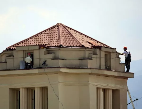 Продължават спешните ремонти в Карлово заради разрушените покриви 