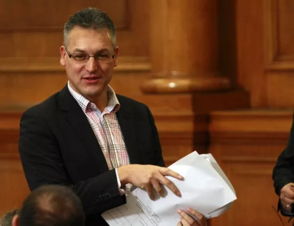 След решението на КС: БСП иска оставката на Добрев