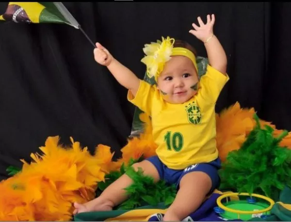 Бразилец облече бебето си с екип на Селесао