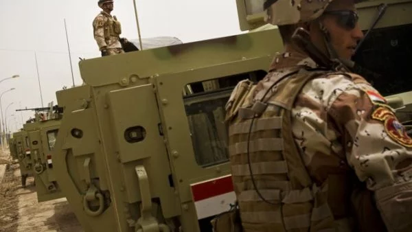 Военни и бойци на ИД се сражават за най-голямата рафинерия в Ирак