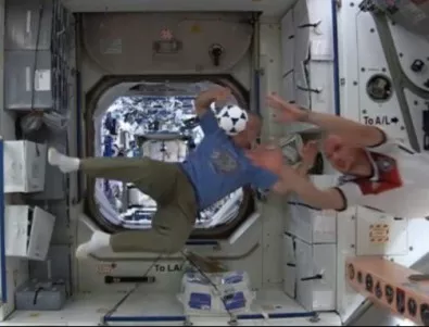 Астронавти си направиха мачле  в Космоса