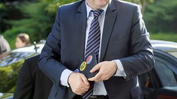 Подготвя се коалиция между ГЕРБ и ДПС, смята Миков