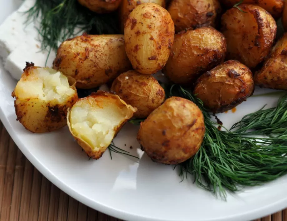 Най-добрата рецепта за картофи с наденица на фурна