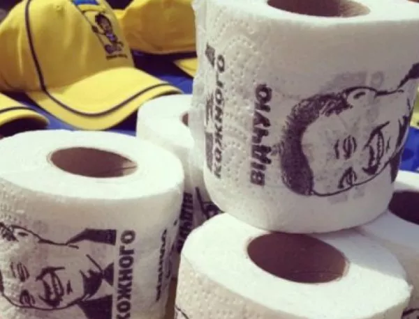 На главната улица в Киев се продава тоалетна хартия "Янукович"