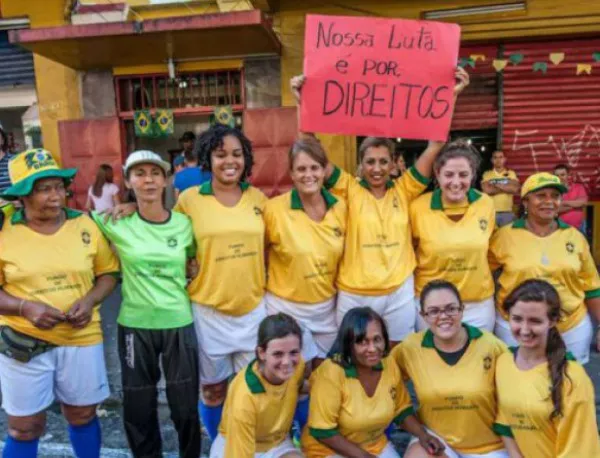 Проститутки играха  футбол, искат пенсионна реформа  