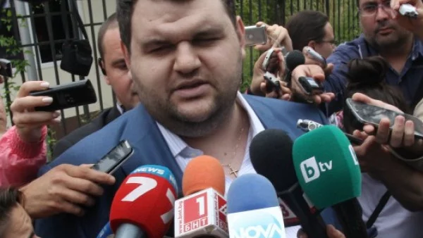 Дер Щандард: Пеевски и Василев се скарали заради 130 милиона евро дълг