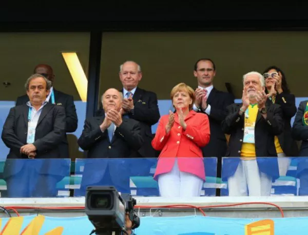 Меркел аплодира бундестима на "Фонте Нова"