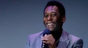 Тъжна СНИМКА: Пеле раздава автографи от инвалиден стол