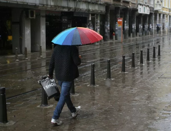 Силният дъжд затруднява трафика в София