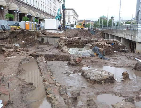 Фандъкова призова за аварийна консервация на откритите археологически находки на Ларгото